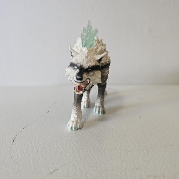 Schleich Eldrador Creatures SNOW WOLF Multicolor Figure 42452 - Picture 2 of 6